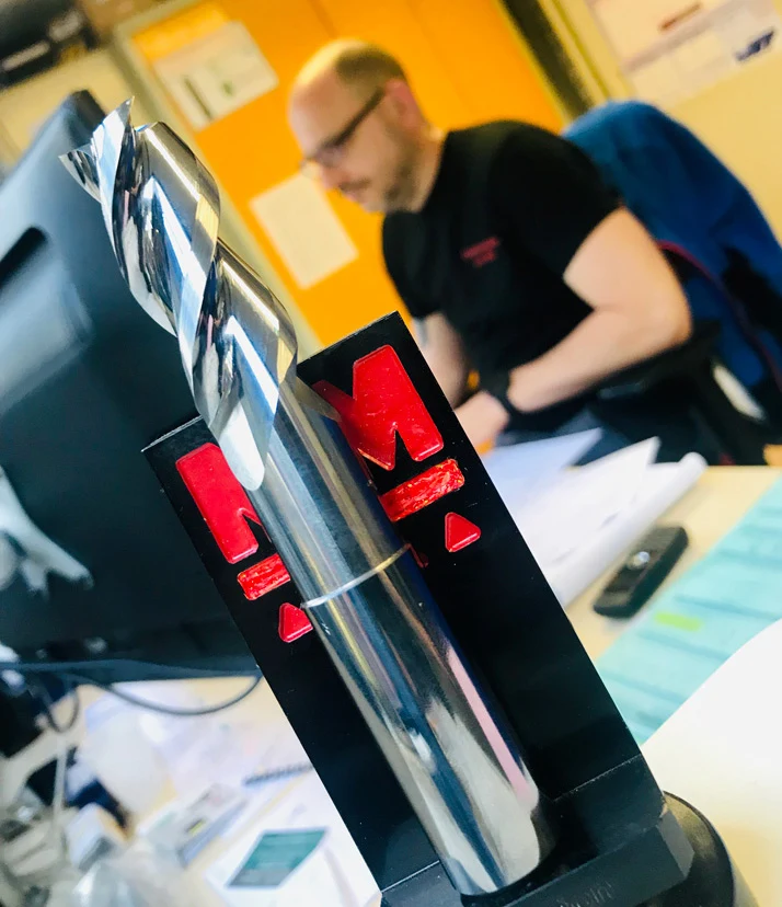 Un collaborateur Monin Mécanique au travail près d’une machine d’usinage