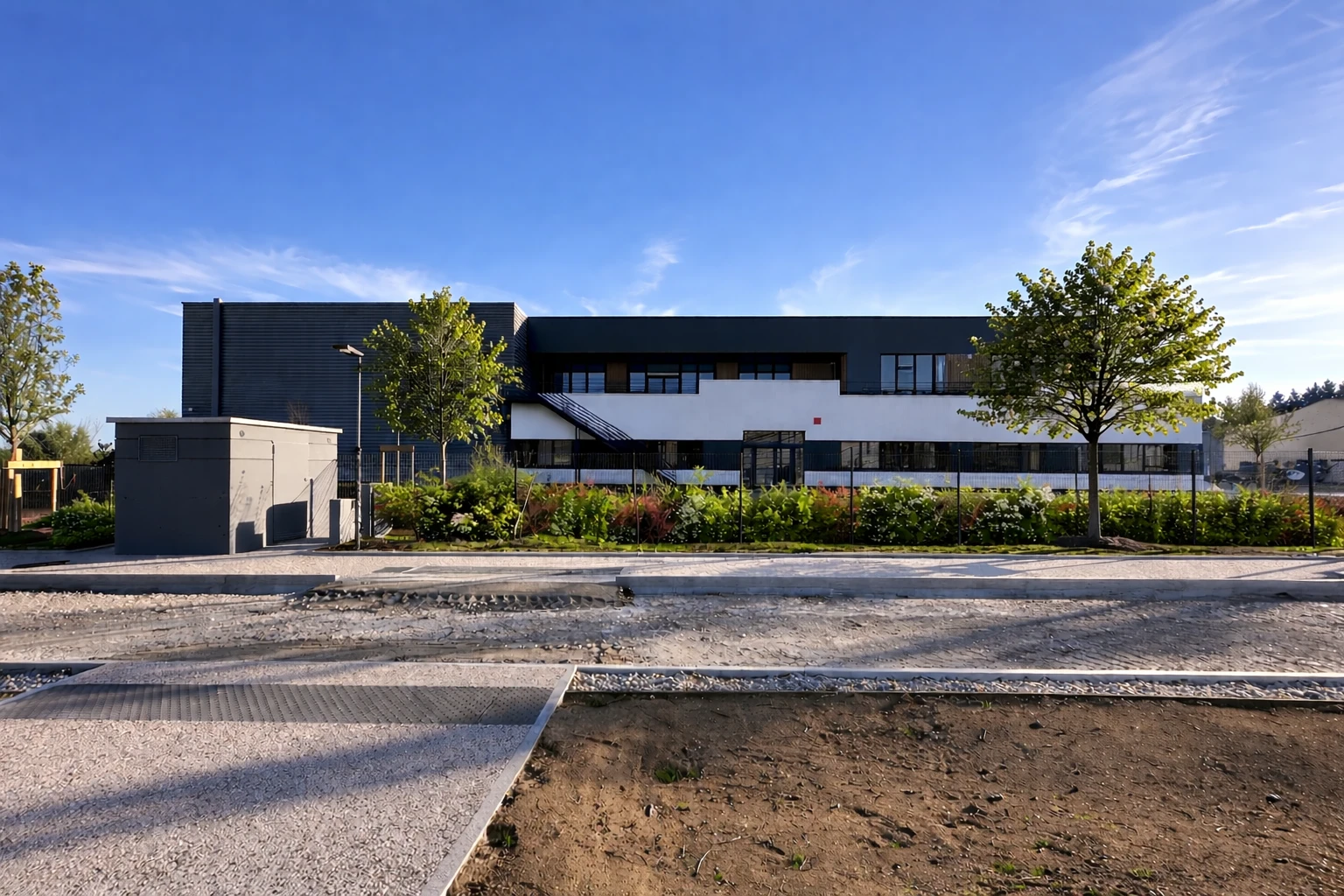 Vue du nouveau bâtiment Monin Mécanique et projection de ses aménagements extérieurs à Rillieux-la-Pape