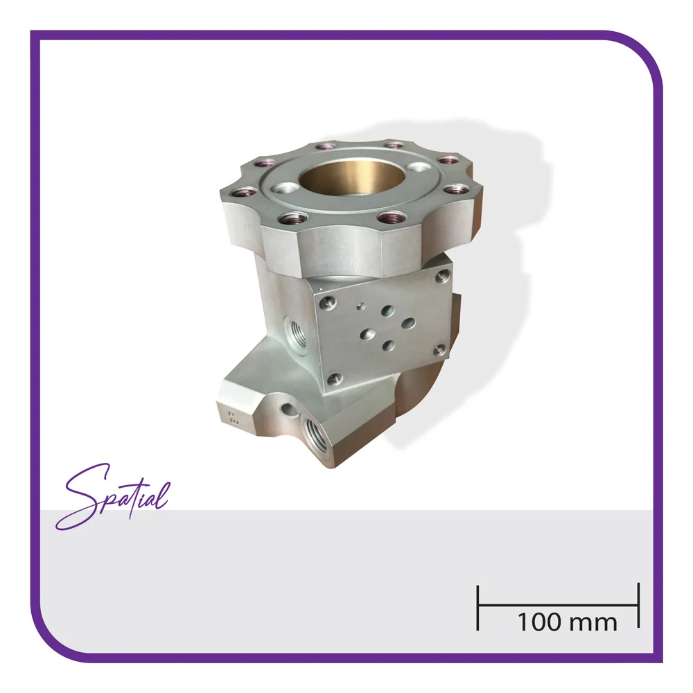 Pièce pour le secteur spatial comportant des surfaces cylindriques et des perçages